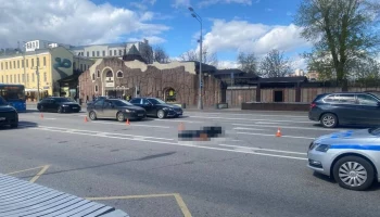 Два автомобиля друг за другом сбили пенсионерку в центре Москвы