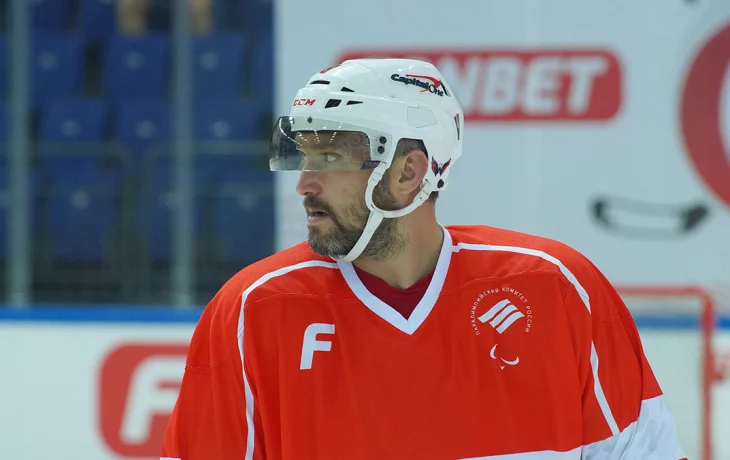 Овечкин получил по лицу за успешный силовой прием в матче НХЛ с канадцами