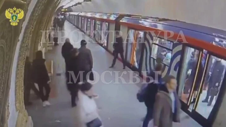 Мужчина разбил ногой стеклянную створку двери вагона поезда на станции метро "Киевская"