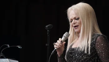 Лариса Долина заявила, что вернет деньги покупательнице ее квартиры Лурье