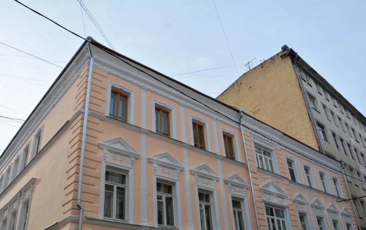 Специалисты провели капремонт дома в стиле неоклассицизм в Казарменном переулке