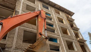 Первый пятиэтажный дом демонтировали в Новогирееве по программе реновации