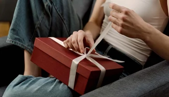 Эксперт по этикету Грохотова перечислила универсальные подарки на 8 Марта