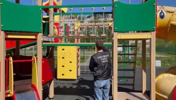 Дело возбуждено после падения ребенка с высоты на площадке в Петербурге