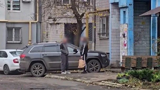 ФСБ опубликовала видео задержания агента, пытавшегося отравить офицера ВС РФ ФСБ опубликовала видео задержания агента, пытавшегося отравить офицера ВС РФ