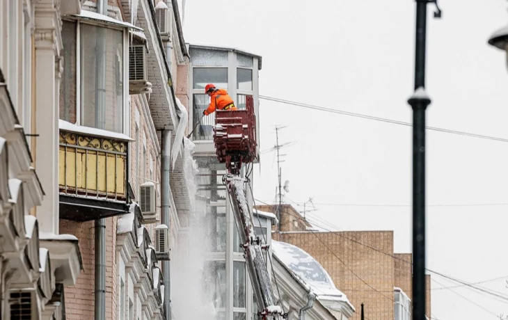 Городские службы продолжают очистку крыш от последствий снегопада Городские службы продолжают очистку крыш от последствий снегопада