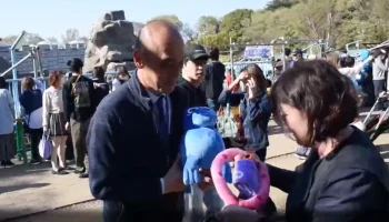 Московский зоопарк передал мягкую игрушку для макака Панчи