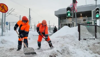 Более 3 тыс сотрудников метро Москвы привлечены к уборке снега около станций
