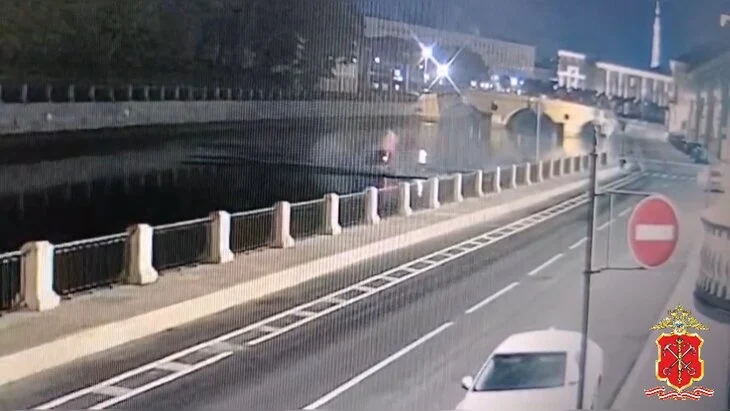 Женщина погибла после падения автомобиля в реку в Санкт-Петербурге Женщина погибла после падения автомобиля в реку в Санкт-Петербурге