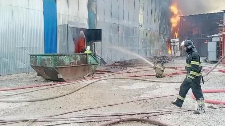 Пожар в цехе по производству мебели в подмосковной Шатуре потушен Пожар в цехе по производству мебели в подмосковной Шатуре потушен