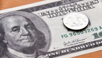 Внебиржевой курс доллара опустился ниже 76 рублей впервые с 25 февраля