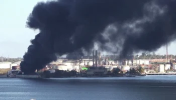 Склад нефтеперерабатывающего завода загорелся на Кубе