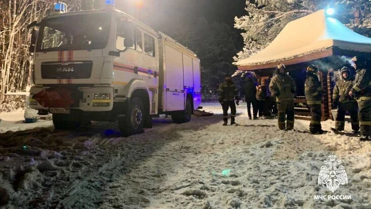 Шесть снегоходов со взрослыми и детьми провалились под лед в Карелии Шесть снегоходов со взрослыми и детьми провалились под лед в Карелии