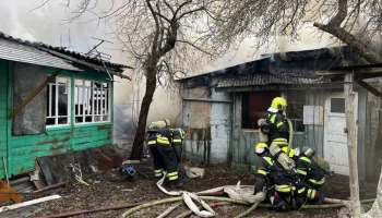 Частный дом и хозпостройки загорелись на северо-западе Москвы