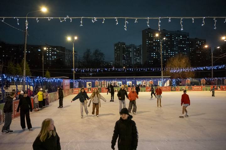 Более 110 открытых катков с искусственным льдом начали работать в Москве 