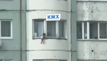 Девочка чуть не выпала из окна многоквартирного дома в Кожухове
