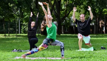 Бесплатные занятия по йоге пройдут в 10 парках Москвы с 25 мая по 31 августа