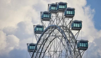 Колесо обозрения "Солнце Москвы" приостановило работу из-за непогоды