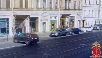 Автомобиль сбил курьера и врезался в витрину магазина в Санкт-Петербурге