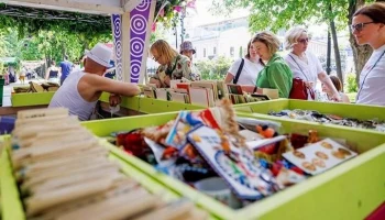 Более 600 экспонатов на тему пионерии представили на винтажном маркете в Москве