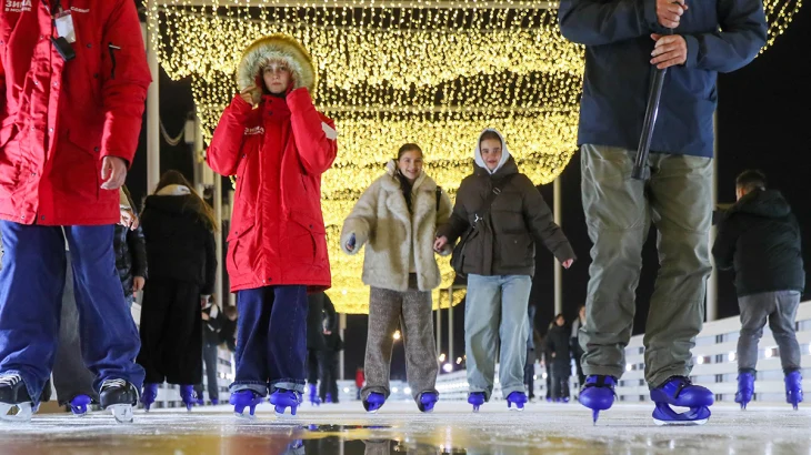 Москвичей приглашают на бесплатный каток на Воробьевых горах Москвичей приглашают на бесплатный каток на Воробьевых горах