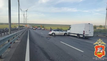 Грузовик врезался в 14 автомобилей на трассе под Серпуховом
