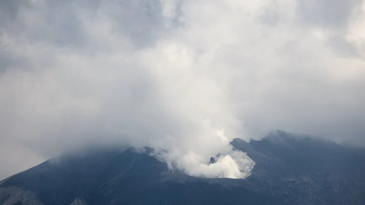 Японский вулкан Симмоэ выбросил столб пепла на высоту 5,5 км Японский вулкан Симмоэ выбросил столб пепла на высоту 5,5 км