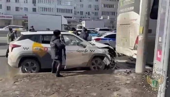 Суд арестовал водителя, сбившего людей на остановке в Казани