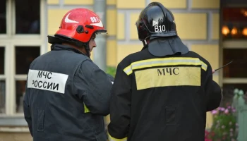 Два ангара загорелись в подмосковной деревне Рыболово