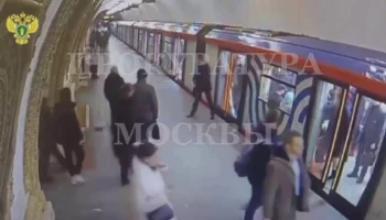 Мужчина разбил ногой стеклянную створку двери вагона поезда на станции метро "Киевская"