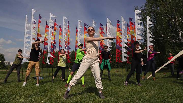 Экоактивистка, тренер Ирина Жасминова проводит разминку для участников после плоггинг-забега. Фестиваль «На лугу» провели на берегу Нижнего Царицынского пруда в Государственном музее-заповеднике «Царицыно» / Фото: Анатолий Цымбалюк / Вечерняя Москва