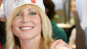 Умерла актриса из сериала "Спасатели Малибу" Памела Бах-Хассельхоф