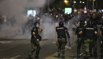 Более 40 полицейских пострадали во время беспорядков в Сербии