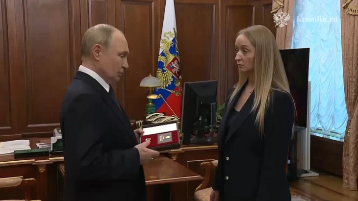 Путин передал медаль «Золотая Звезда» вдове замглавкома ВМФ Михаила Гудкова Путин передал медаль «Золотая Звезда» вдове замглавкома ВМФ Михаила Гудкова