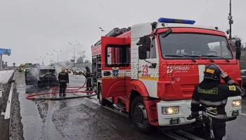 Автомобиль Mercedes сгорел на 93-м километре МКАД