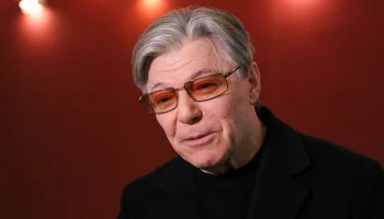 Актер Александр Збруев заявил, что временно не выходит на сцену