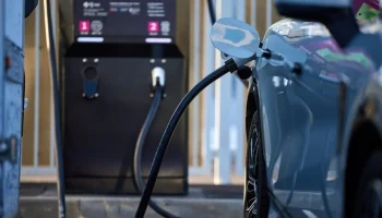 Собянин: в Москве упростят установку коммерческих зарядных станций