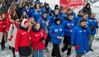 Две тысячи человек возложили цветы к монументу &laquo;Ленинградский фронт&raquo; в Москве