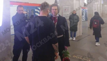Актер Юра Борисов в образе Пушкина раздал цветы в московском метро
