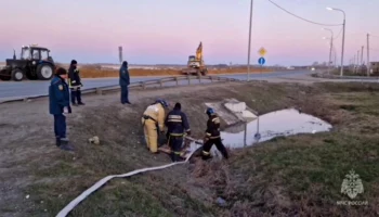 Сотрудники МЧС предотвратили прорыв дамбы в Тюменской области