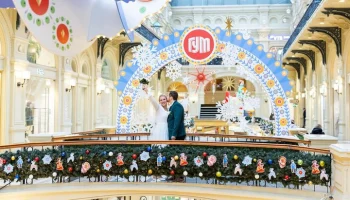 Церемонии регистрации брака прошли в ГУМе и "Доме Деда Мороза"