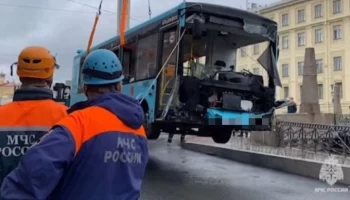Число погибших при падении автобуса в реку в Петербурге выросло до 7