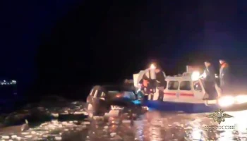 Женщину с ребенком спасли из наполовину провалившейся под лед Байкала машины