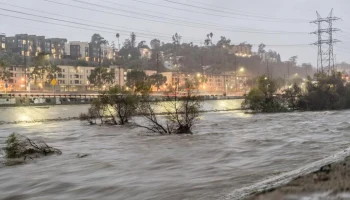 После сильного дождя Лос-Анджелес накрыли наводнения и оползни