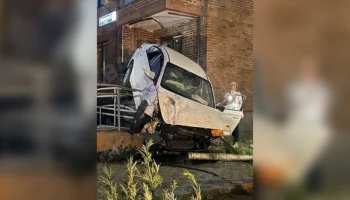 Автомобиль влетел в подъезд жилого дома в подмосковных Мытищах