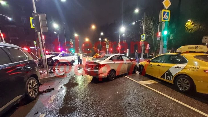 Авария с участием трех автомобилей произошла на Большой Очаковской улице Авария с участием трех автомобилей произошла на Большой Очаковской улице