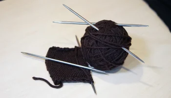 Москвичи вяжут теплую одежду и плетут маскировочные сети для бойцов СВО