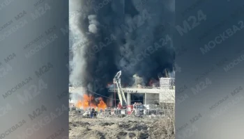Стройматериалы загорелись в здании на юге Москвы Стройматериалы загорелись в здании на юге Москвы