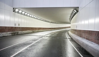 BMW и грузовик врезались в Лефортовском тоннеле в Москве