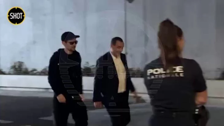 Дуров покинул здание суда в Париже Дуров покинул здание суда в Париже